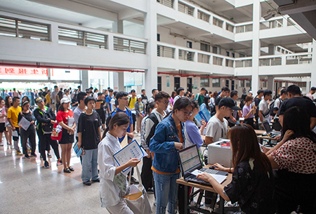 bw必威西汉姆联官网喜迎2019级新生入学报到