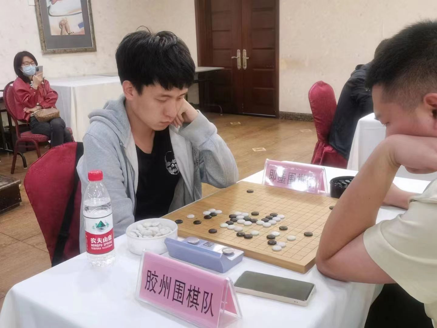 纹枰创佳绩：祝贺我们教师郭可豪 获胶州围棋名人赛冠军