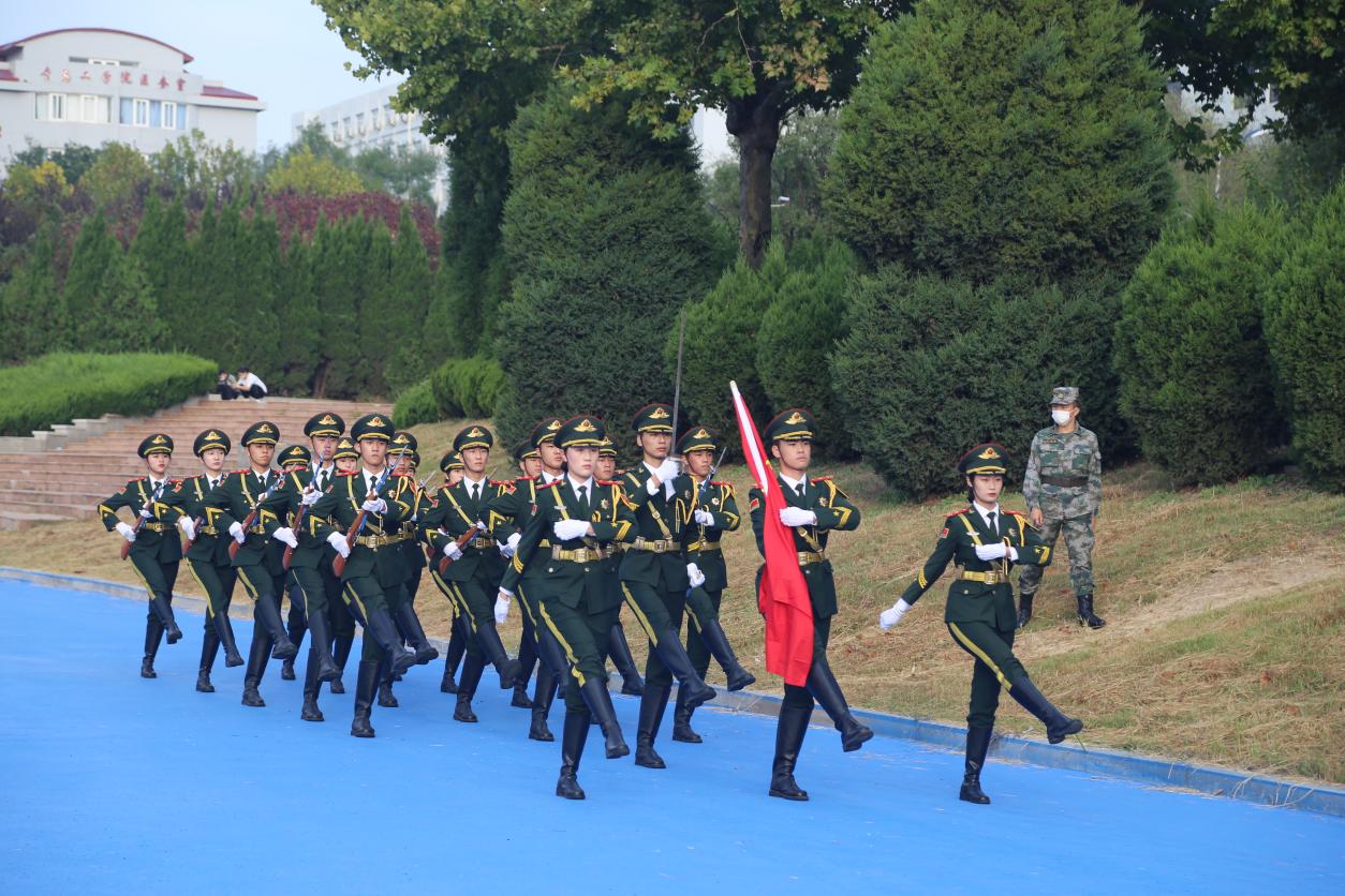 喜迎二十大 欢度国庆节——bw必威西汉姆联官网举行迎国庆升国旗活动