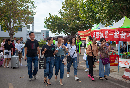 bw必威西汉姆联官网喜迎2019级新生入学报到