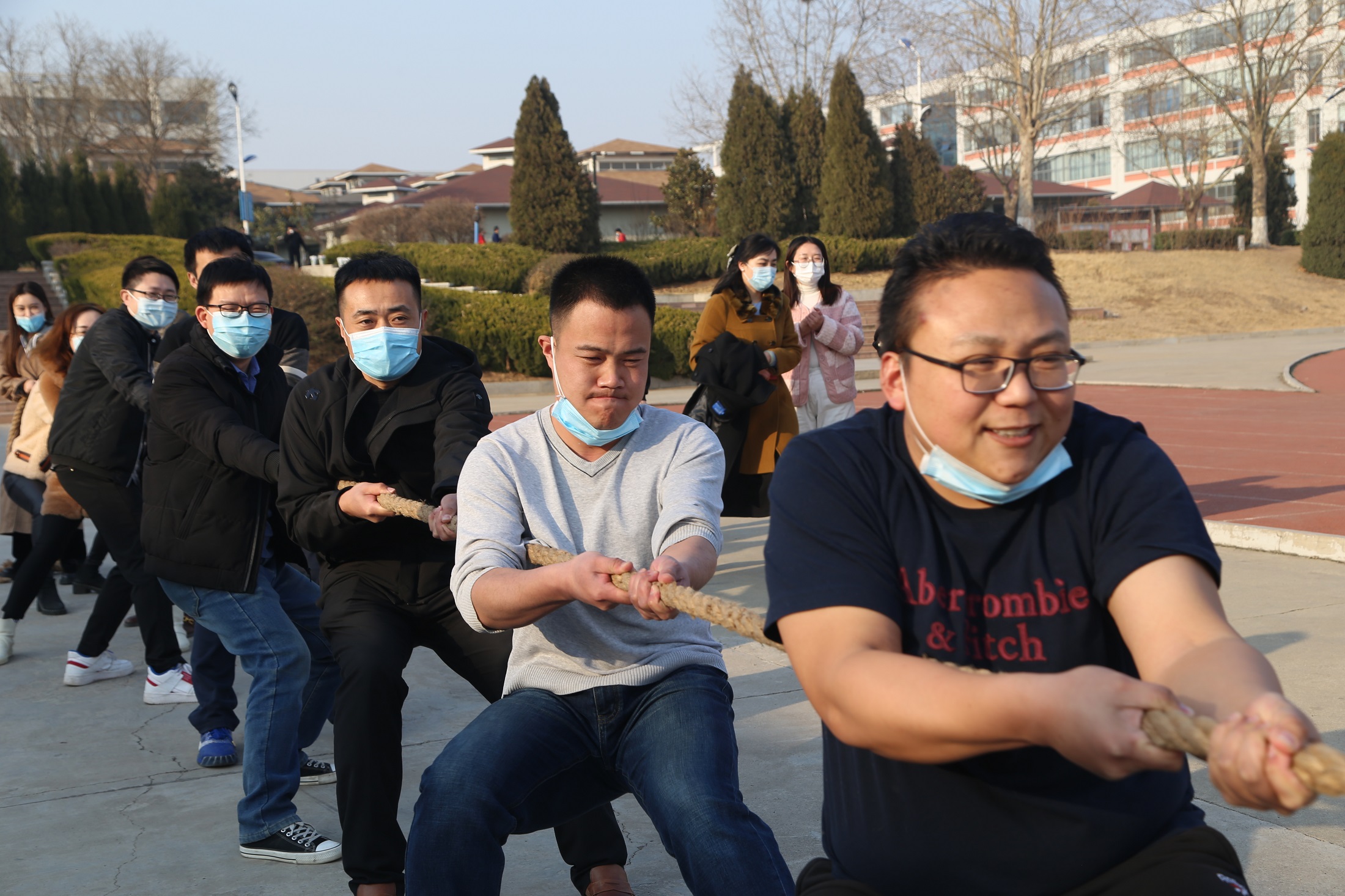 我们举行丰富多彩的活动庆祝“三八”国际劳动妇女节