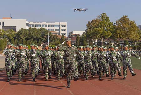 bw必威西汉姆联官网隆重举行2019级新生军训结营仪式暨开学典礼